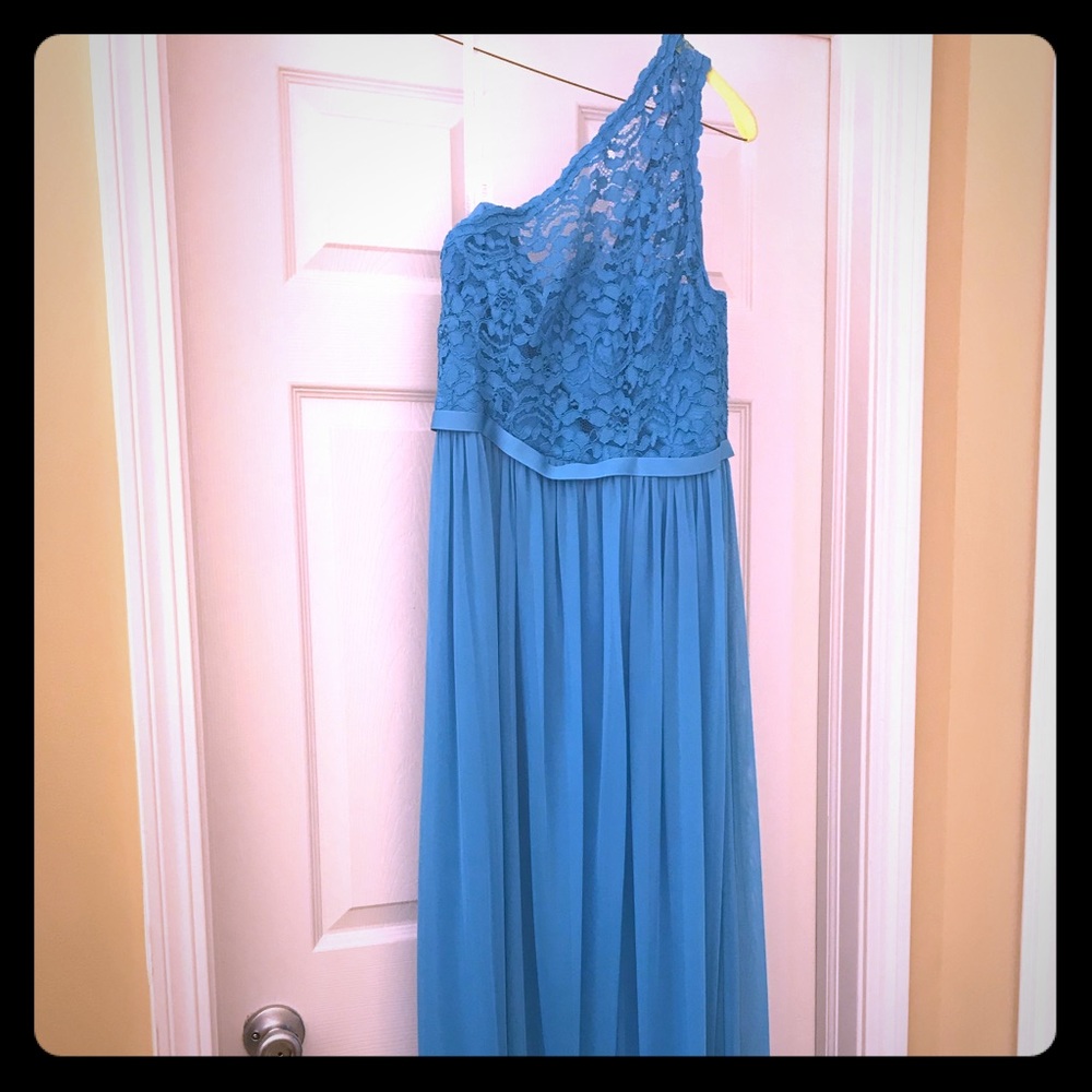 💙 David’s Bridal long one shoulder lace dress 💙